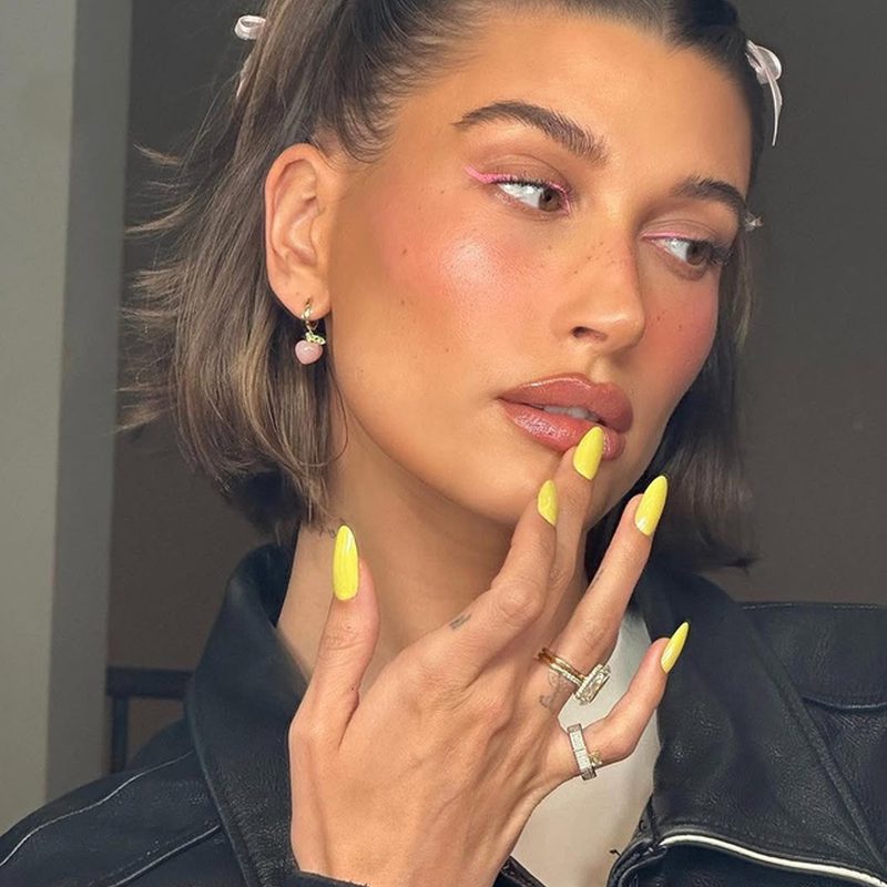 yellow spring nails paired with casual spring outfit